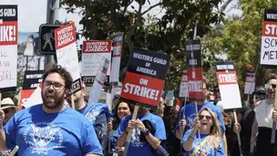 Protesto da greve dos roteiristas de Hollywood (Foto: RODIN ECKENROTH GETTY IMAGES VIA AFP)