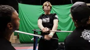 Jacob Bertrand em visita ao set de One Piece (Foto: Netflix/Divulgação)