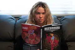 
                                        A Supergirl, interpretada por Milly Alcock (Foto: Reprodução/Instagram/@jamesgunn)