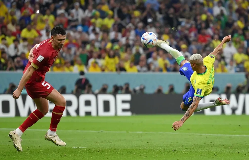 Richarlison marca golaço na estreia na Copa do Mundo
