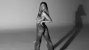 Tate McRae divulga clipe de Housewife gravado na França