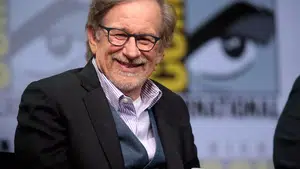 Dia D | Spielberg comenta novo filme sobre OVNIs em vídeo inédito